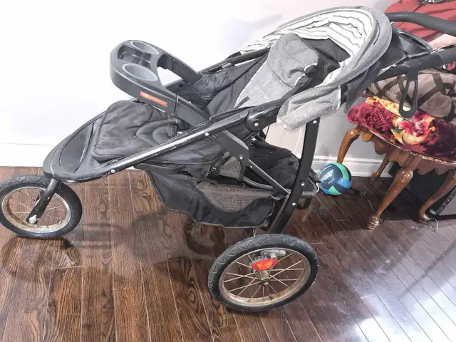 Baby stroller and it's in good condition  in Strollers, Carriers & Car Seats in Mississauga / Peel Region - Image 3