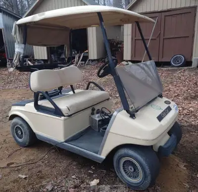 Cart golf Club Car 2002 modèle 48V Inclu chargeur Les batteries tiennent leur charge Bonne condition...