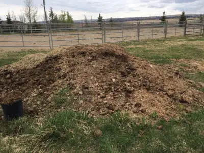 Horse manure available. Can be used as fertilizer for a garden or flower bed. $4 per 5 gal pail volu...