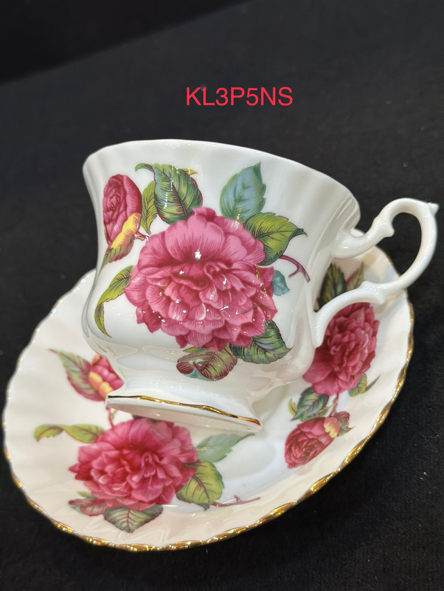 Royal Albert large rose tea cup & saucer - made in England . in Holiday, Event & Seasonal in Oakville / Halton Region