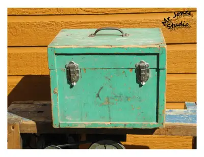 80$ Coffre en bois turquoise, 24 X 14 X 8 1/2 po #748 120$ Coffre en bois peint turquoise, dessus sa...