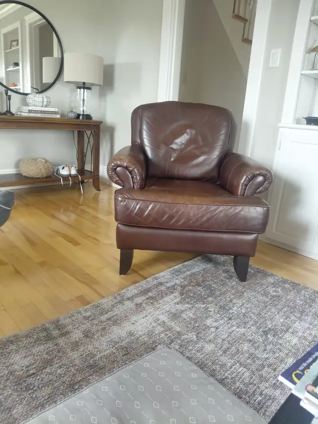 Leather chair in Chairs & Recliners in Charlottetown - Image 3