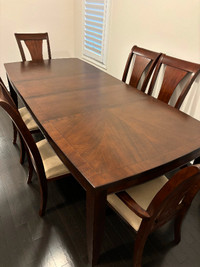 Solid wood extendable dining table, like new