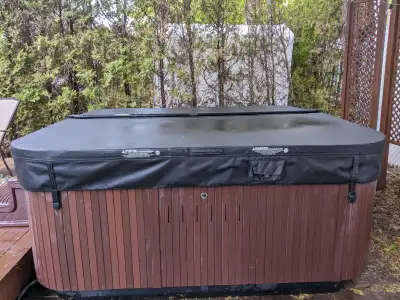 Vous rêvez d’un spa haut de gamme sans payer le prix fort? Voici une occasion en or : un Jacuzzi 25e...