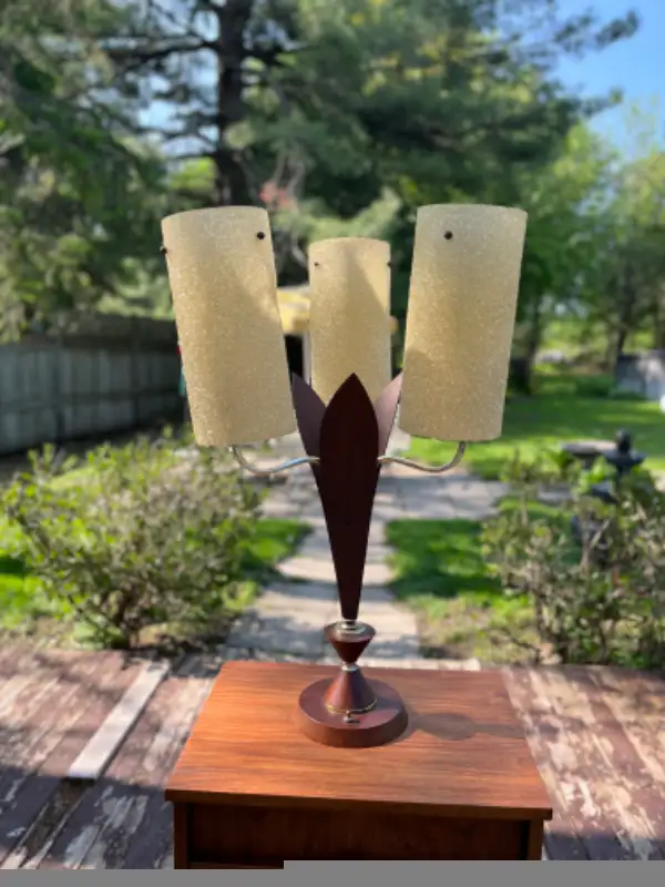 Gorgeous MCM table lamp with 3 lucite shades 1960 lampe Vintage in Indoor Lighting & Fans in City of Montréal - Image 4