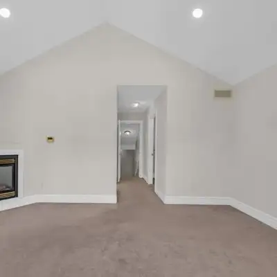 3 Beds 2 Baths House in South Windsor ON, CA