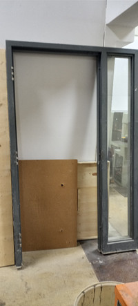 Cadre de porte en métal avec vitre 51-1/2x82 po. bon état,DEAL.