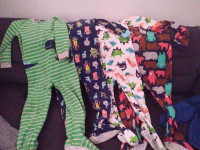 pyjamas garçon 5 ans comme neuve presque pas utilisés 