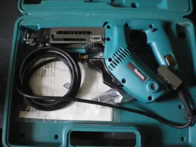 ((( PAS DE RESERVATIONS ))) - VISSEUSE MAKITA , MODELE 6832 A ALIMENTATION AUTOMATIQUE - 1" - 2-1/4"...