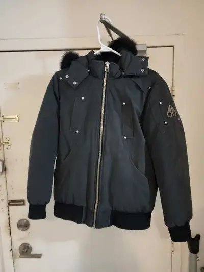 This is a Ladies Moose Knuckles Bomber Jacket, perfect for keeping warm and stylish! It's in good, c...