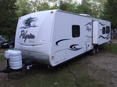 2009 PILGRIM Trailer Model: 28RLS Fully Loaded: - Sleeps 6 with One Double Bed in the main bedroom -...