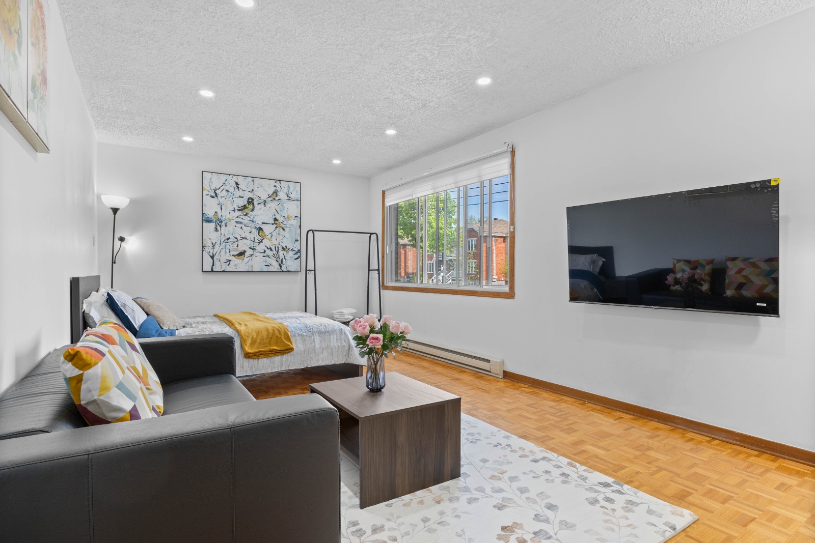 CLEAN/BRIGHT NEWLY RENOVATED 3 1/2 APARTMENT IN ANJOU — photo 1