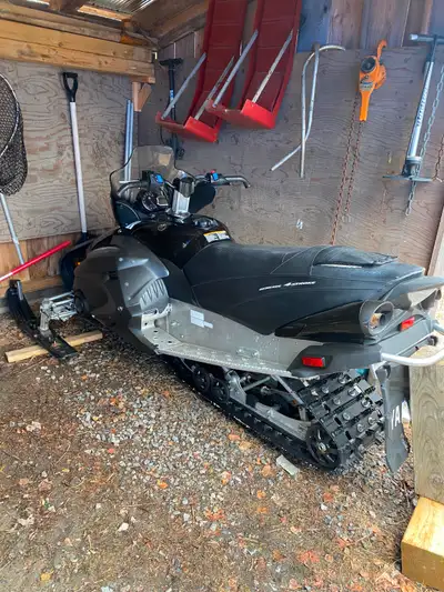 Well-maintained 2012 Yamaha RS Vector with only 3000 km - hard to find. This is a reliable 4-stroke...