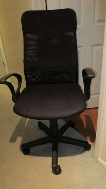 High back office chair with arm rest (Delivery neg) in Chairs & Recliners in Ottawa