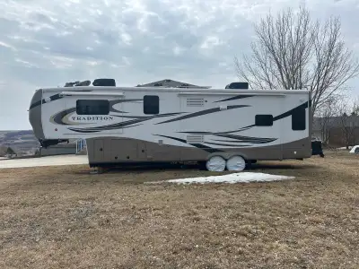 Camping Life is over for us so selling our 5th wheel. 40 ft overall, 3 tv’s with Shaw autofind dish....