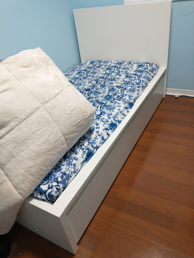 Single bed with mattress  in Beds & Mattresses in Oakville / Halton Region