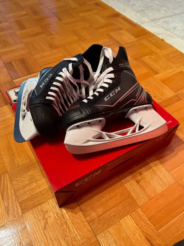 Kids Ice Hockey Equipment in Hockey in Mississauga / Peel Region - Image 4