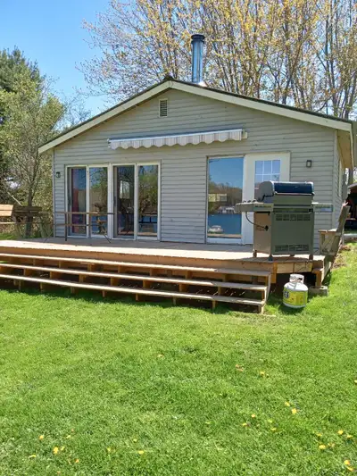 Open concept sleeps 4,or 5 fridge cooktop,barbeque.good swimming level ground on Hay lsland Gananoqu...