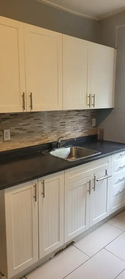 1 Bedroom available on John st N walking distance to Bay front please contact me at 905 572 0384 for...