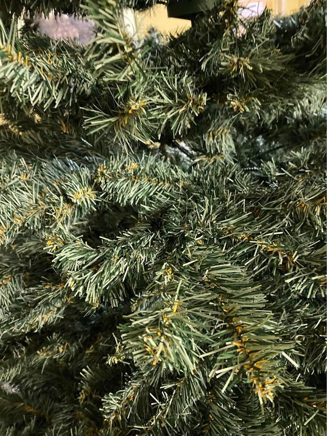 Sapin de Noël Noma Algonquin Christmas Tree 7.5 ft dans Fêtes et événements  à Laval/Rive Nord - Image 4