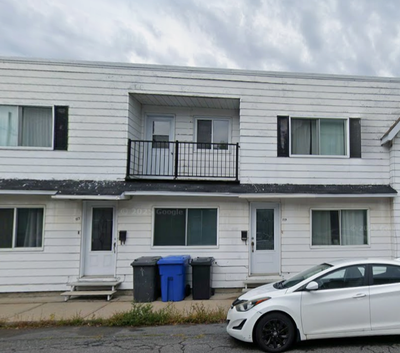 Grand 41/2 très éclairé, au 2e étage, avec escalier intérieur. Situé au centre-ville de Sorel près d...