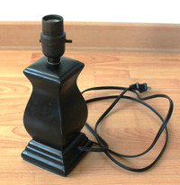 Small table lamp but can handle 660W lamps