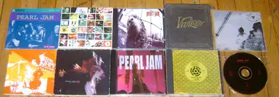 Collection de 9 Cds + Livre PEARL JAM pour $50. Les cds sont en bonne condition, une couple ont quel...