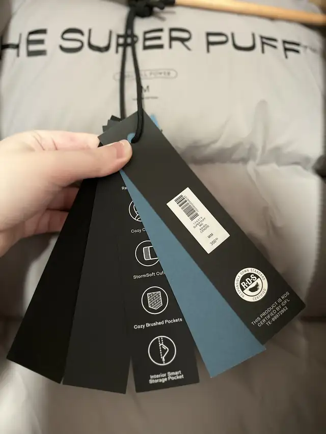 Aritzia The Super Puff-Mid (Ashen) in Women's - Tops & Outerwear in City of Toronto - Image 4