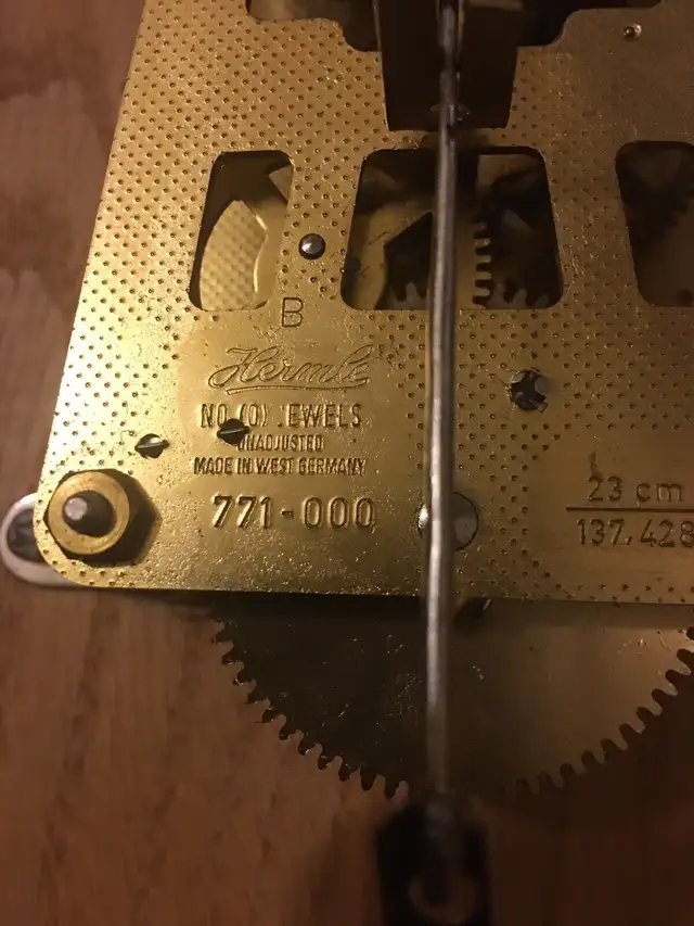 Wooden winding wall clock with Germany movement. 11”x9”x5”. in Home Décor & Accents in Markham / York Region - Image 8