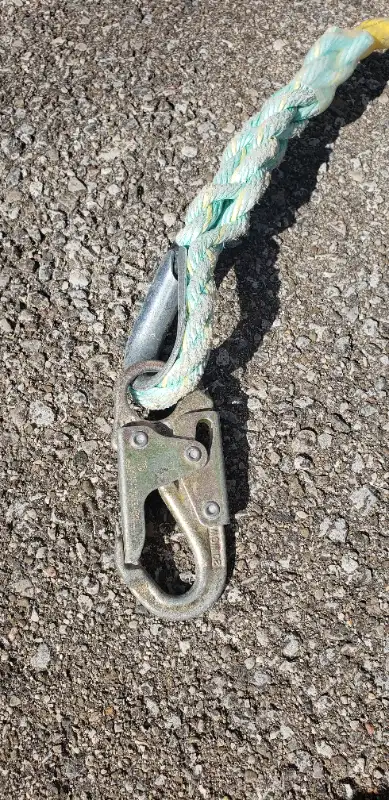 Nylon rope 25' with small snap hook. in Ladders & Scaffolding in Oakville / Halton Region - Image 3