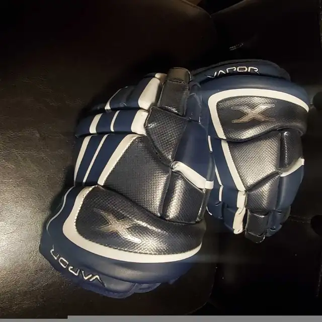 New Kids 10" BAUER VAPOR Hockey Gloves  in Hockey in Barrie - Image 8
