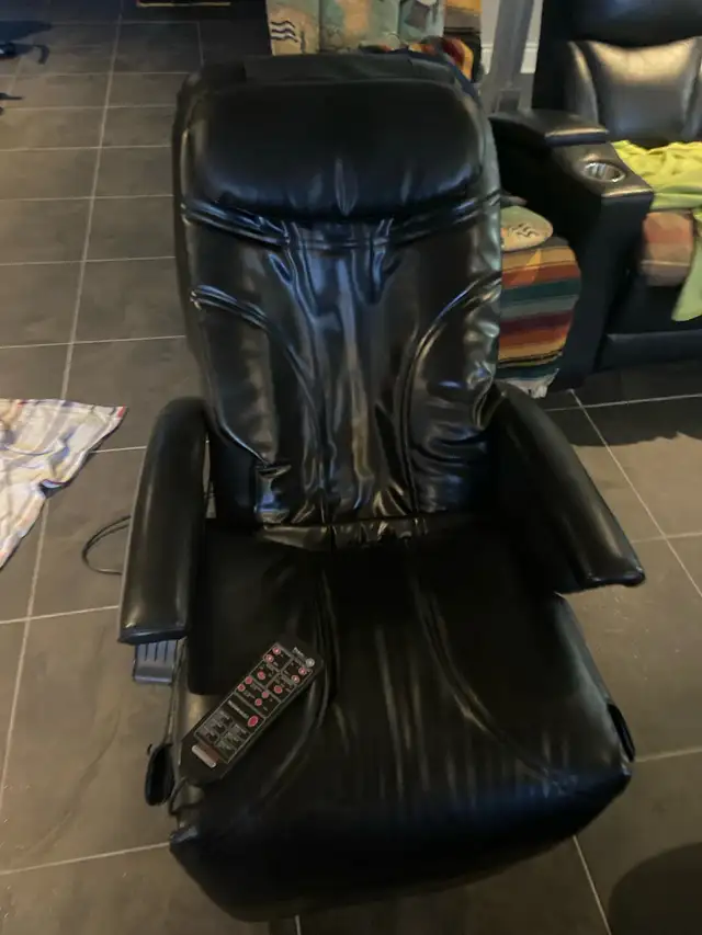 LEATHER MASSAGE CHAIR in Chairs & Recliners in Ottawa - Image 2