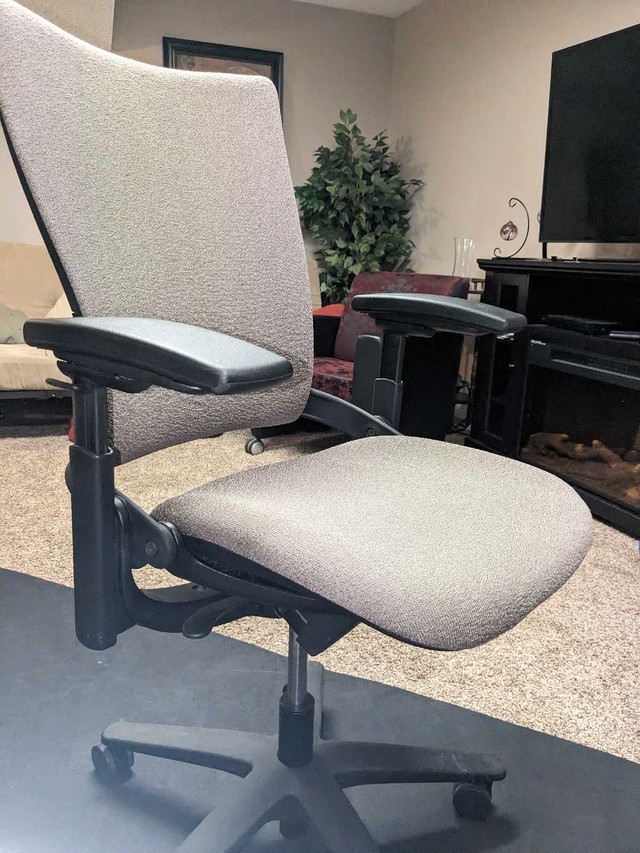 Allsreel Sum Ergo office chair  in Chairs & Recliners in St. Albert - Image 4