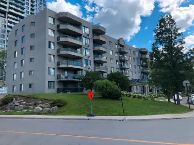 Condo 3 1/2 (750 pi2) - 6e étage semi-meublé- Rénové - À LOUER Grande cuisine moderne et fonctionnel...
