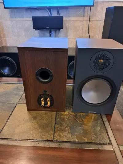 MONITOR AUDIO BRONZE 100. $460 Spécifications Puissance d'amplification recommandée : 30 à 100 W Ali...