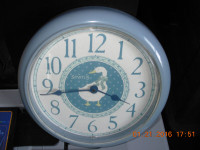 Horloge/clock bleu electrique ronde avc oies a 2pilesAA sanfumee