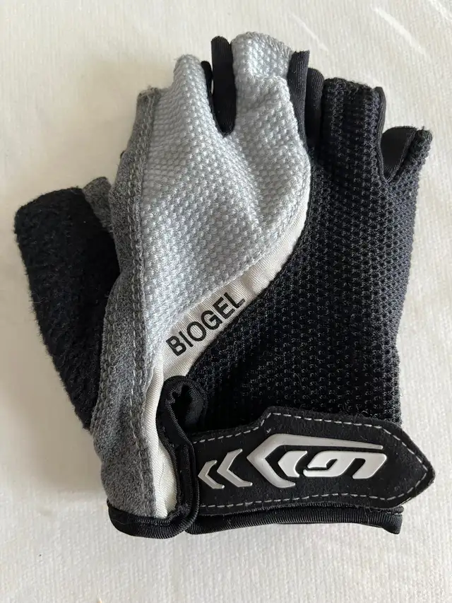 Louis Garneau Women’s Biogel RX Bike Gloves M in Clothing, Shoes & Accessories in Thunder Bay - Image 4