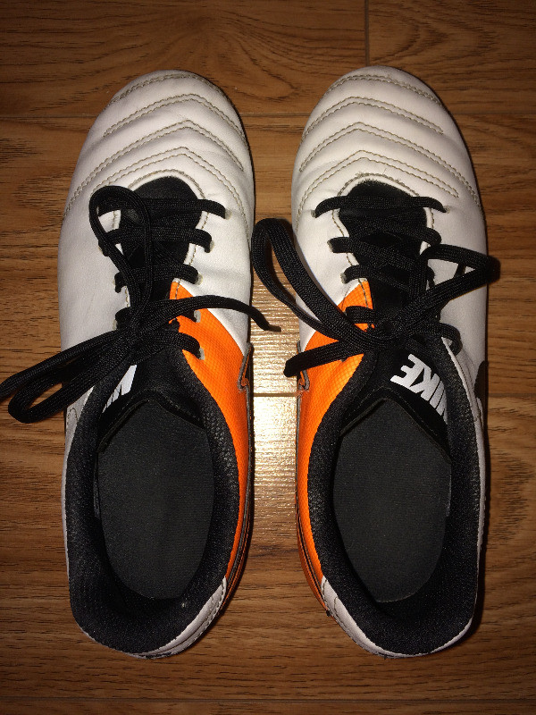 Chaussures de soccer Nike Pointure 3.5 en excellent état dans Vêtements - 5T  à Laval/Rive Nord - Image 2