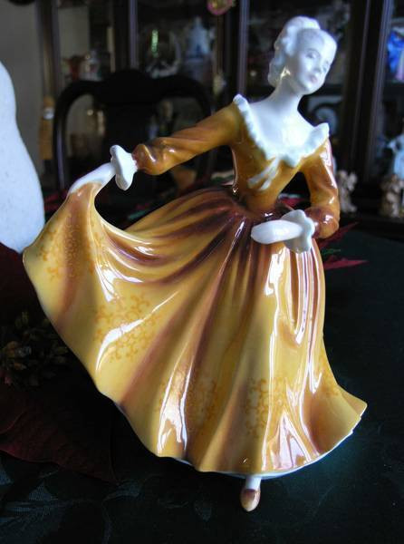 Royal Doulton Figurine (Kirsty HN2381) in Arts & Collectibles in Guelph