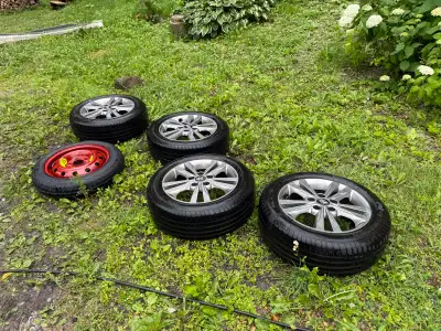 Pneus Haida 205/55R16 91V sur jantes + pneu de secours Je vends un ensemble de 4 pneus Haida 205/55R...