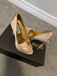 Badgley Mischka shoes in nude size 6