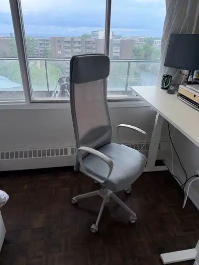 Je vends ma chaise de bureau IKEA MARKUS en excellent état, offrant un soutien ergonomique exception...