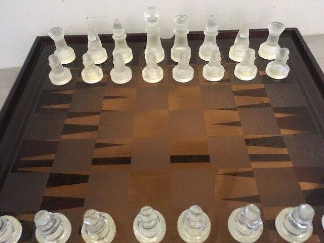 Vintage Retro Complete Frosted And Clear GLASS CHESS SET In Wood in Arts & Collectibles in Mississauga / Peel Region - Image 4