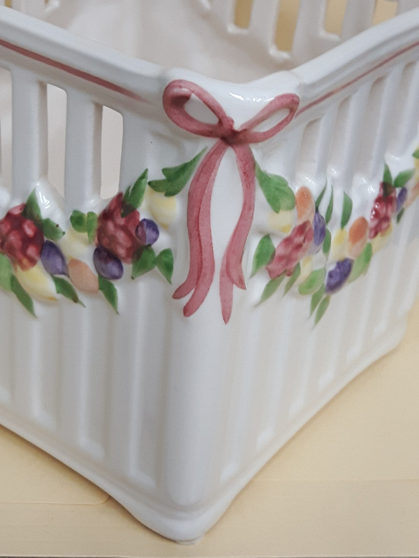 Vintage Fine Pottery Container with Floral Garland & Ribbon Trim in Arts & Collectibles in Mississauga / Peel Region - Image 4