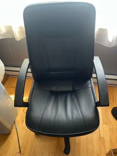  Office chair with wheels like new, View more