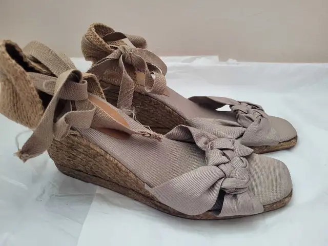 Elizabeth Stuart Beige Wedge Heel Sandals Wrap Open Toe Size 10 in Women's - Shoes in City of Toronto - Image 5