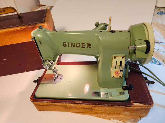 Vintage Singer 185J Sewing Machine Portable Working dans Loisirs et artisanat  à Ottawa - Image 2