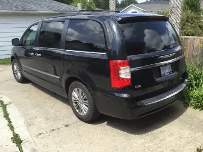 This used 2016 Chrysler Town and Country is the perfect family vehicle, featuring a spacious interio...