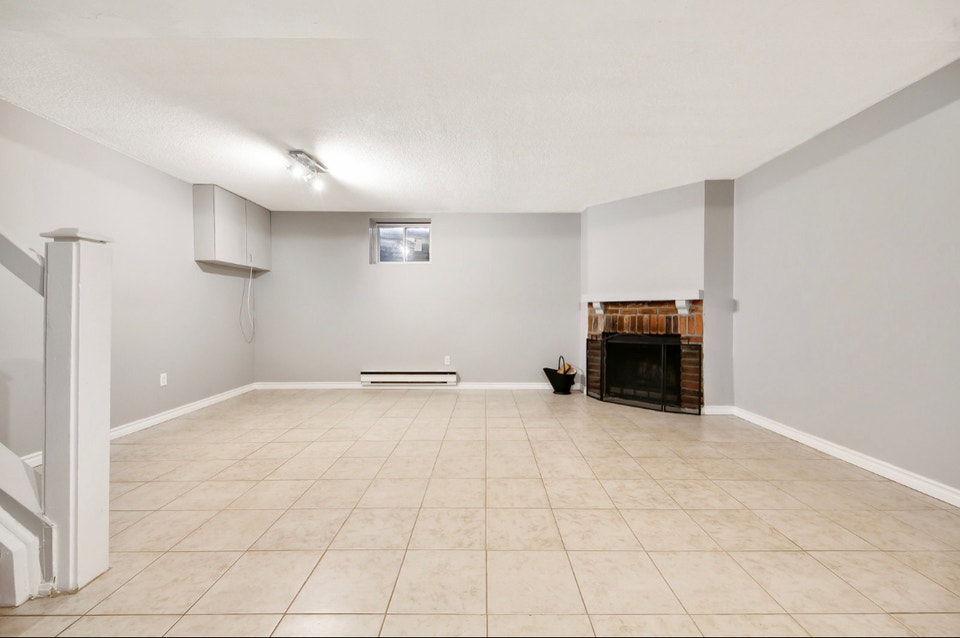 HUGE 3 and 4+DEN Townhouse for Rent for Lease (Meadowvale) 5