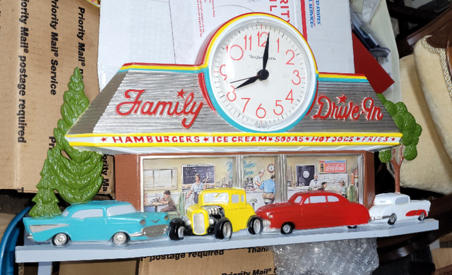 VINTAGE 3-D FAMILY DRIVE-IN SIGN CLOCK in Arts & Collectibles in St. Catharines - Image 2